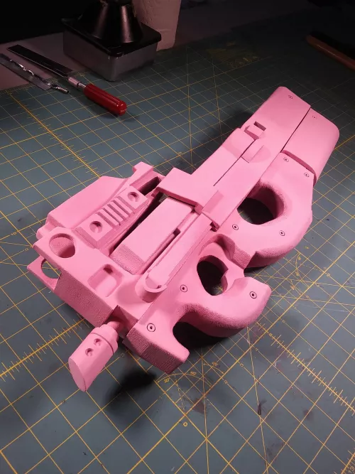 Sharing the EVA Foam Gun Gale Online P90 I built! by BlackSheepProps