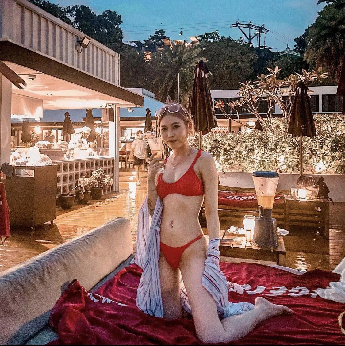 she asked for your help to take some insta pics wyd? posted by butternutterbuster