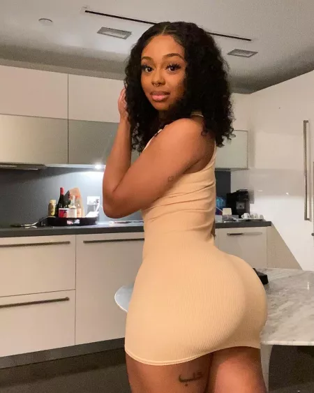 She defines slim thick by Mediocre-Hornet-8781