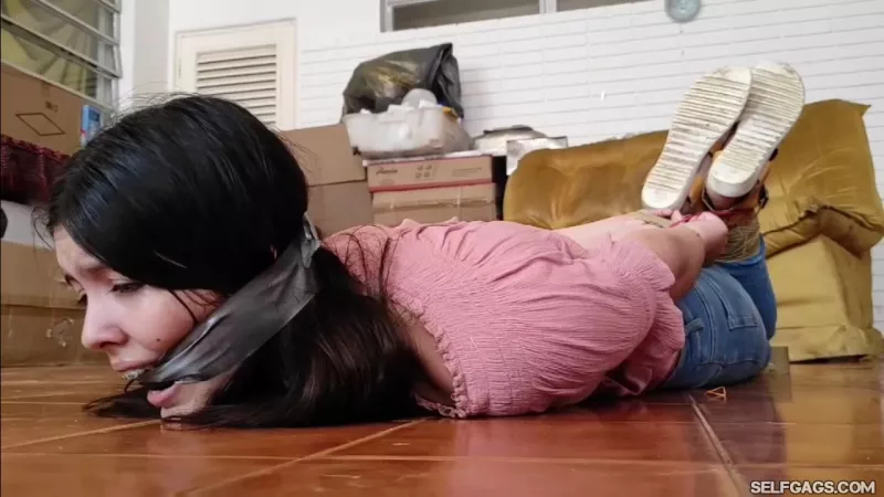 She just lost hope by GagLover123