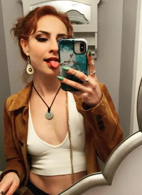 She leaves my tongue out too by PaddyMeltt