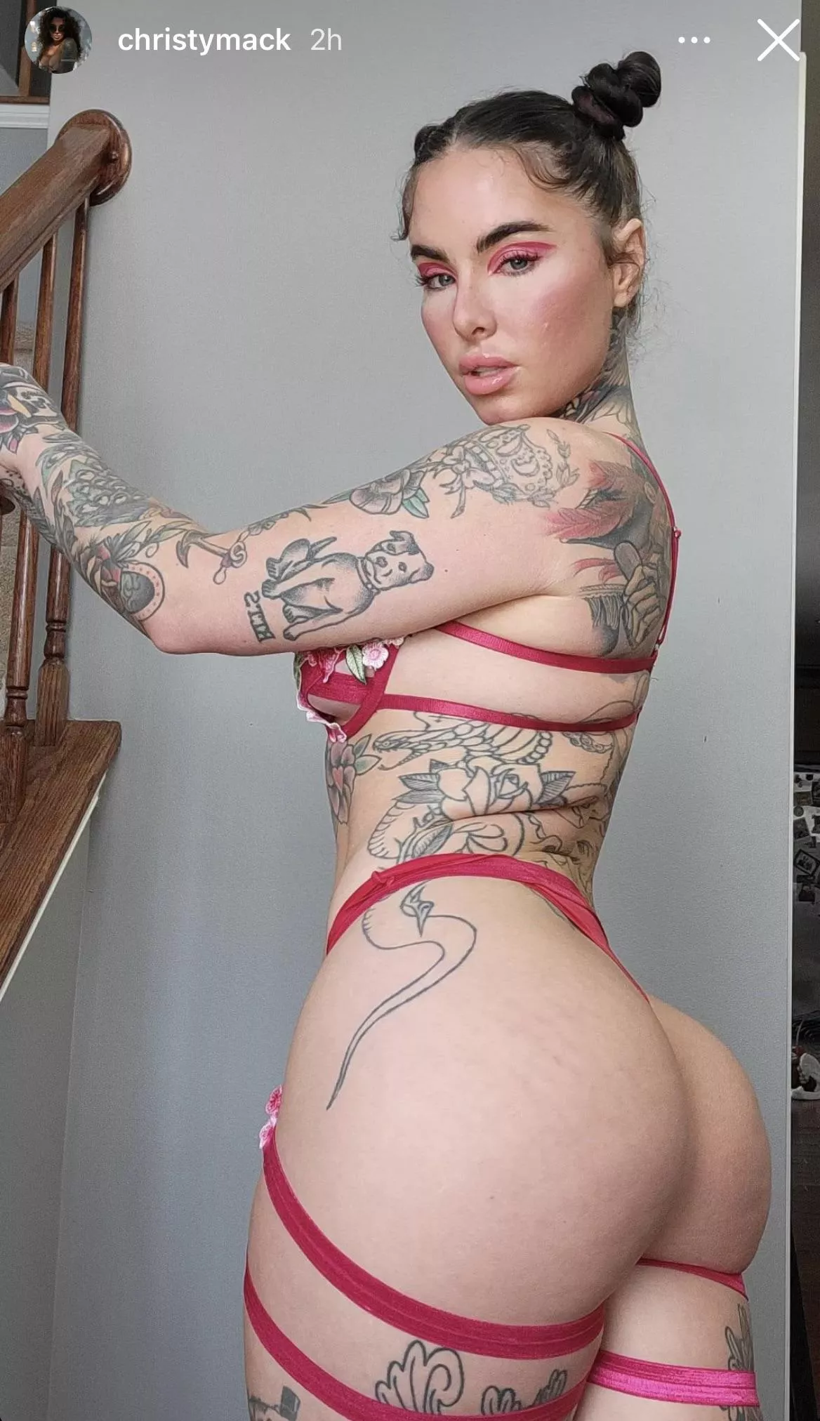 She looks good in red posted by JimMan10