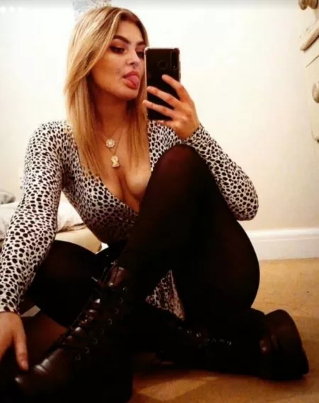 She loves showing off by xYouCanCallMeDaddyx