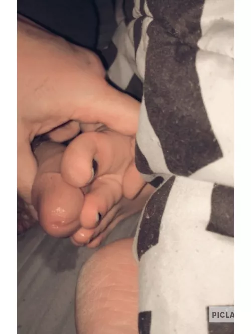 She loves when I slide my dick between her toes 💦 rate her pic 1-10 by Rizeabove44