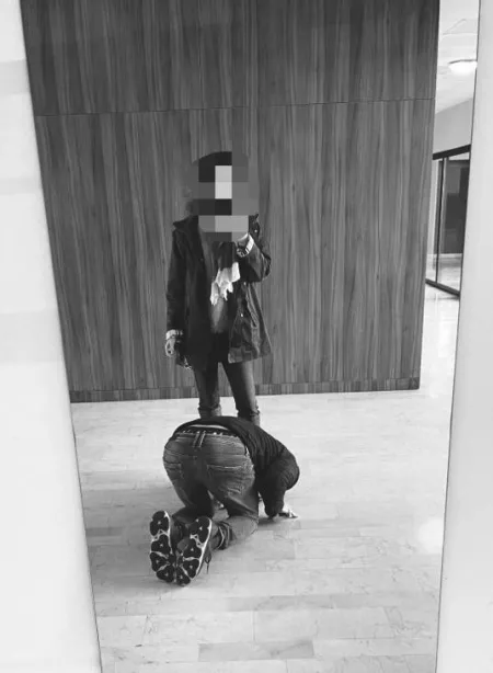 She saw a mirror and couldn’t resist…. #pda by bikneelingprince