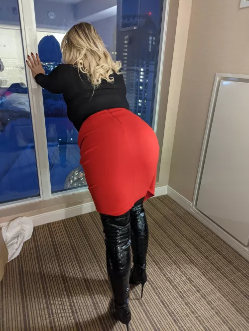 She sure knows how to turn heads (OC) by swingingbye922