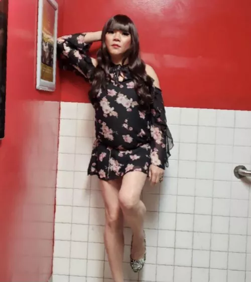 She tells you to meet her in bathroom, 🤫are you going ? by Cloudsofnothing666