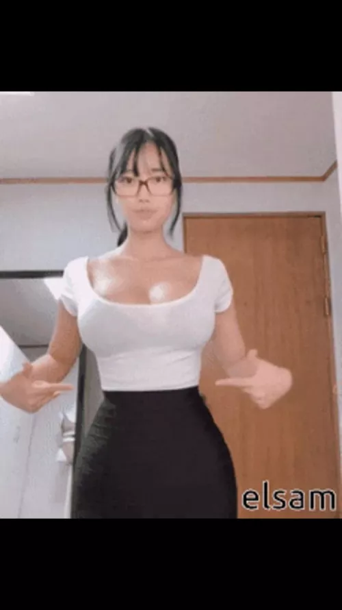 She’s got a hourglass body with so much curves? What’s her name? by Revolutionary_Yak478