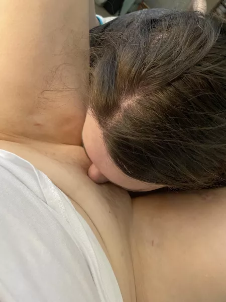 She’s got her tongue so far up my pussy by phosetoes69