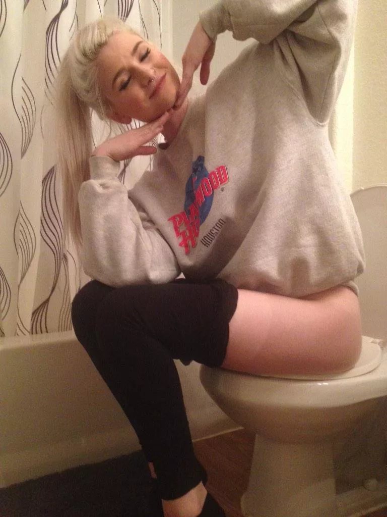She's posing on the throne. posted by luv____to____race