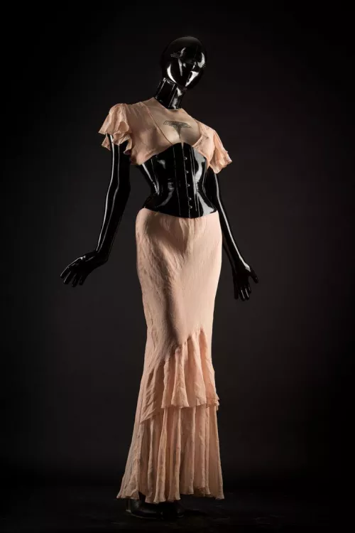 Shiny and chiffon. by paleghosting