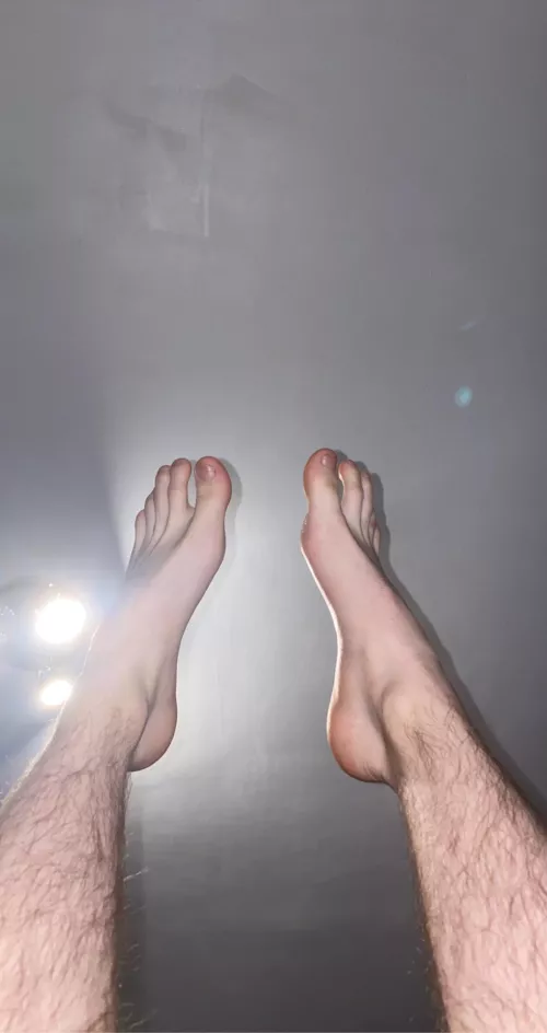 Shiny feet ✨ by naughtytwinkleo