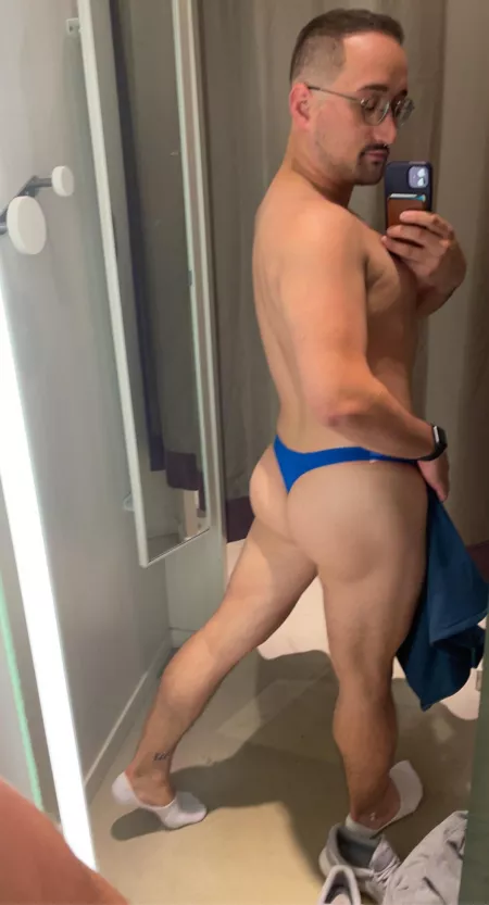 Shopping can be fun. by thong_bro