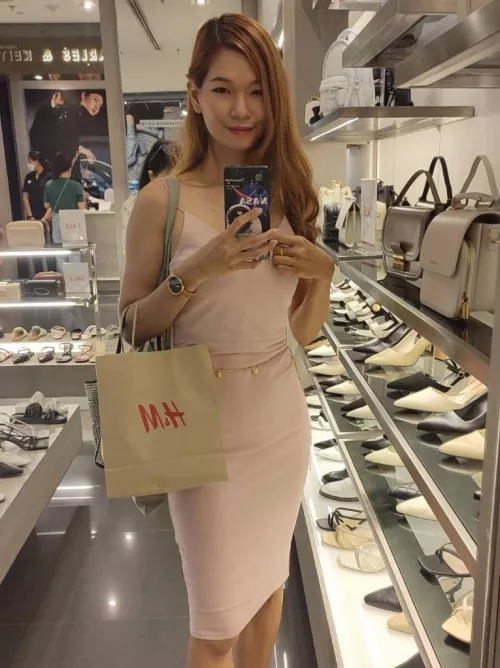 Shopping selfie [F]