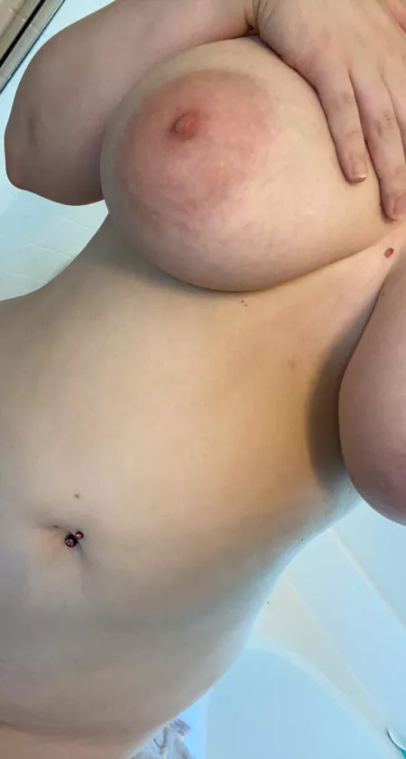 Shower time 😌 by taybabyOF