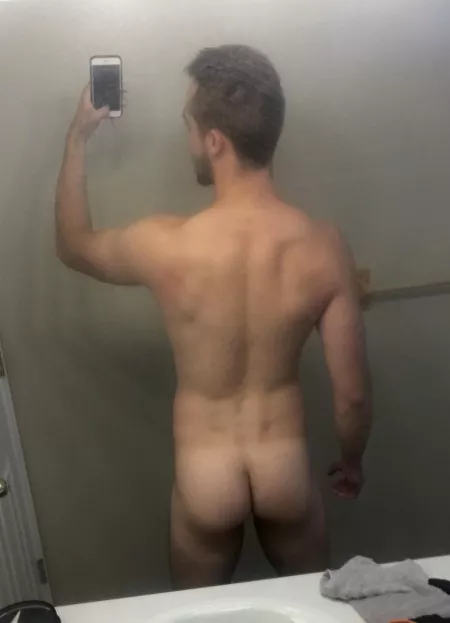 Shower time after my workout by bbb801011