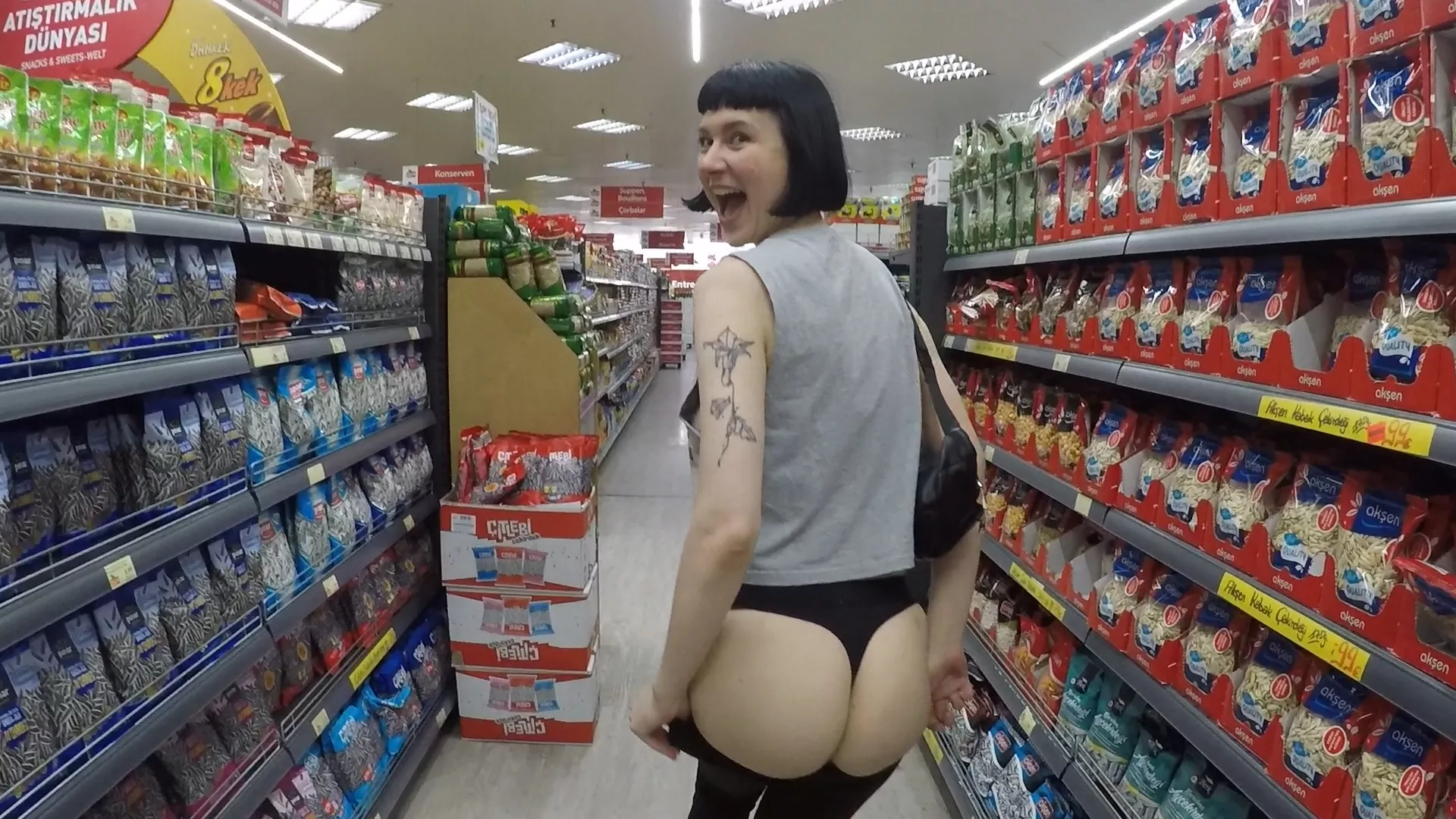 Showing off in the snack isle. posted by AffectionateMemory85