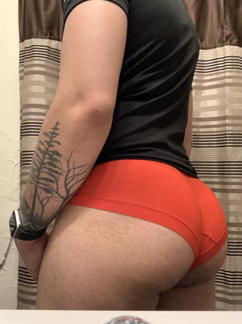 Showing off my dyke booty 😜 by Eternal_MindG0als