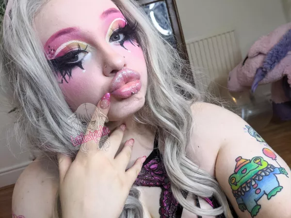 Showing off my pouty lips by littlestpinkie