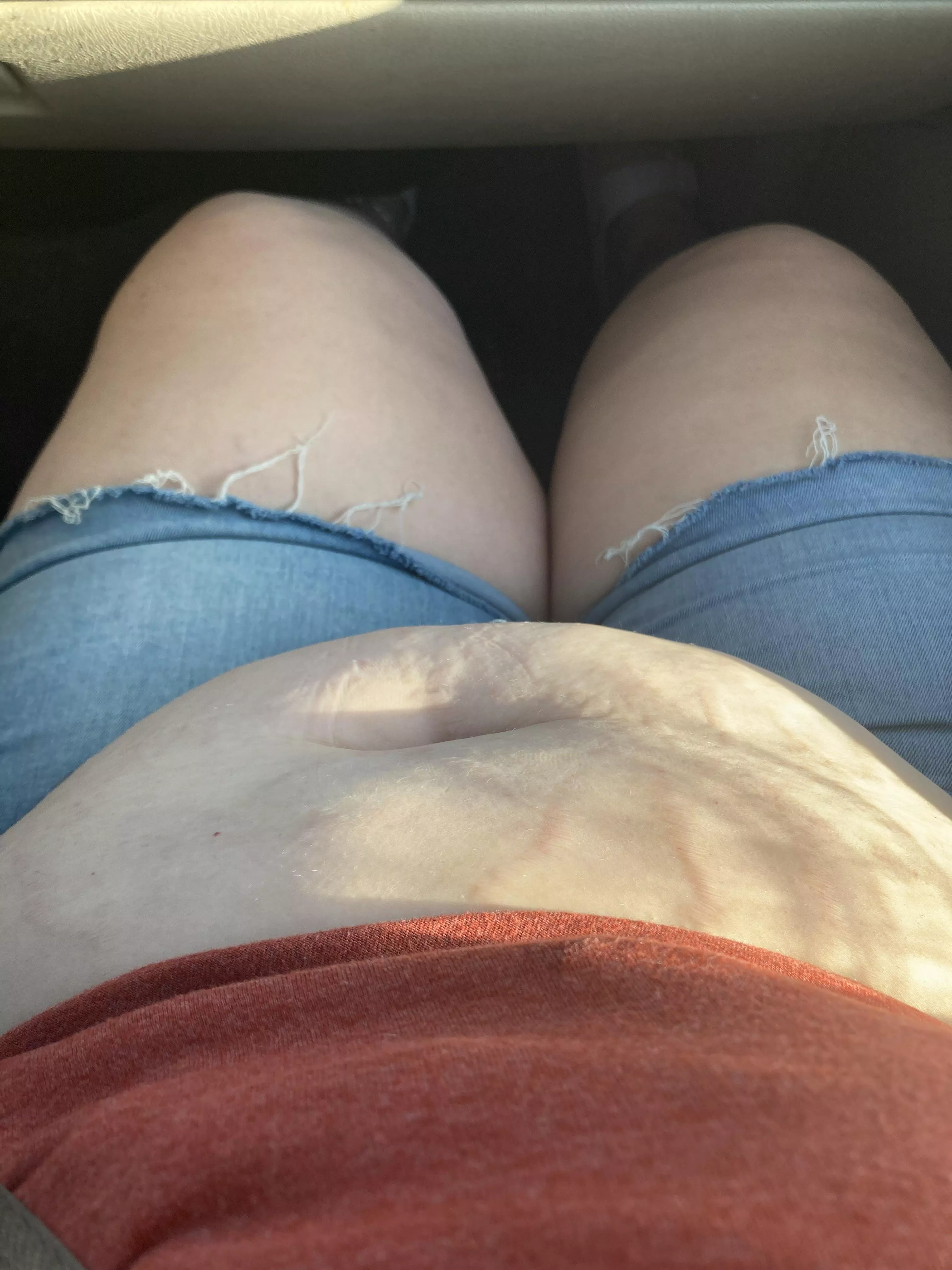 Showing off my tiger stripes ✌🏻 posted by Xosunleo69