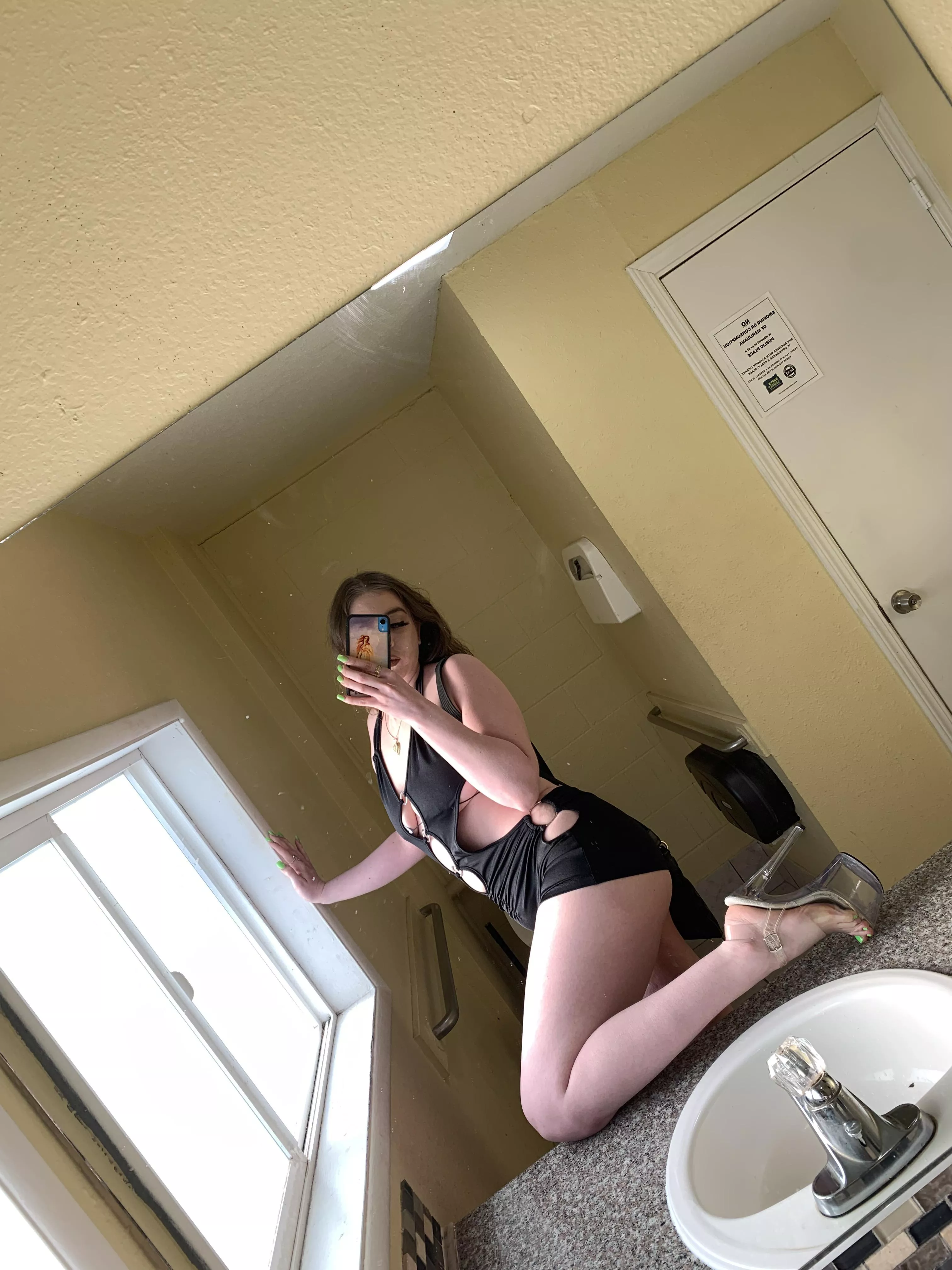 Side boob and heels 24F posted by sapphirespins