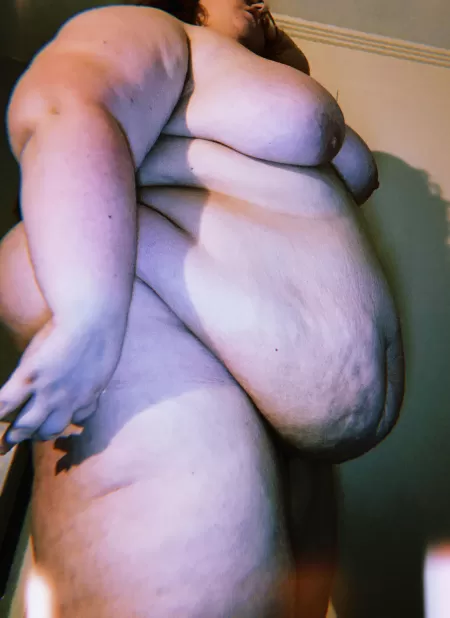 Side view belly hang 👀 by sadiexxjane