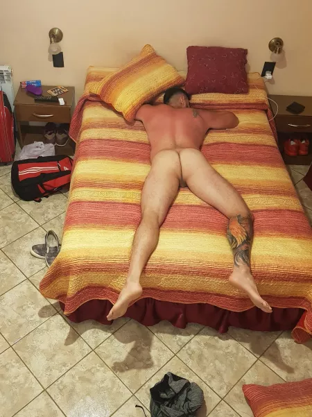 Silent please... by oraval2019