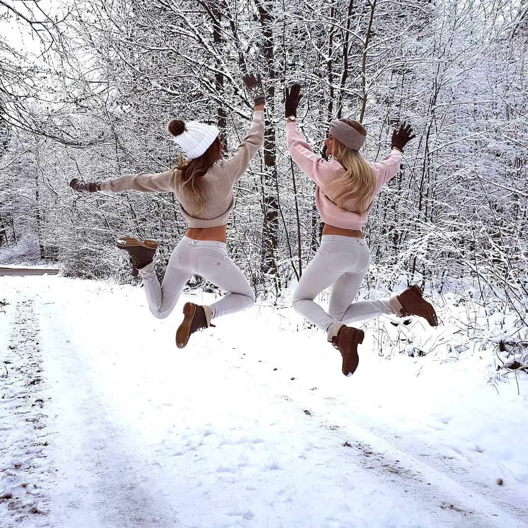 SisatTwins posted by skuum