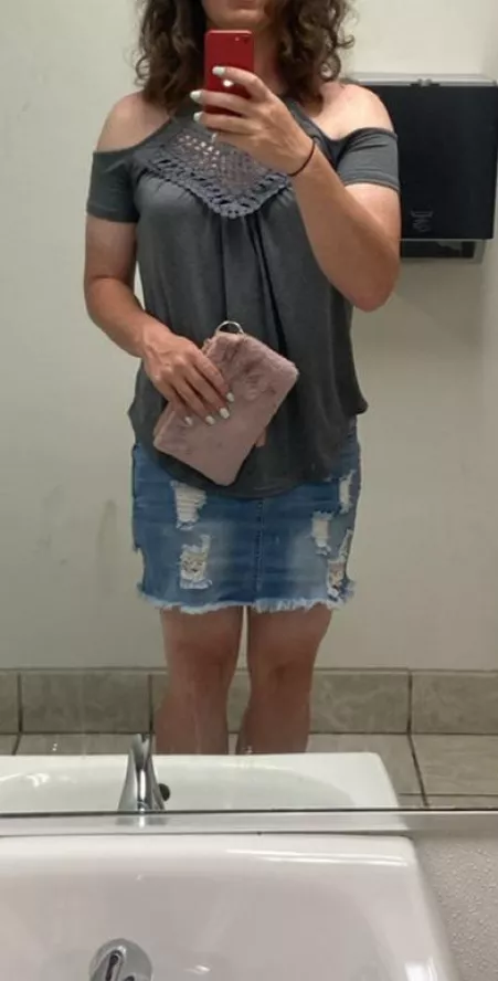 Sissy with a free week coming up in October. Looking for an experienced dom or sissy domme into bondage, humiliation, risky public, etc. Creativity to the front. kik sub_cd_slut by submissivecdslut