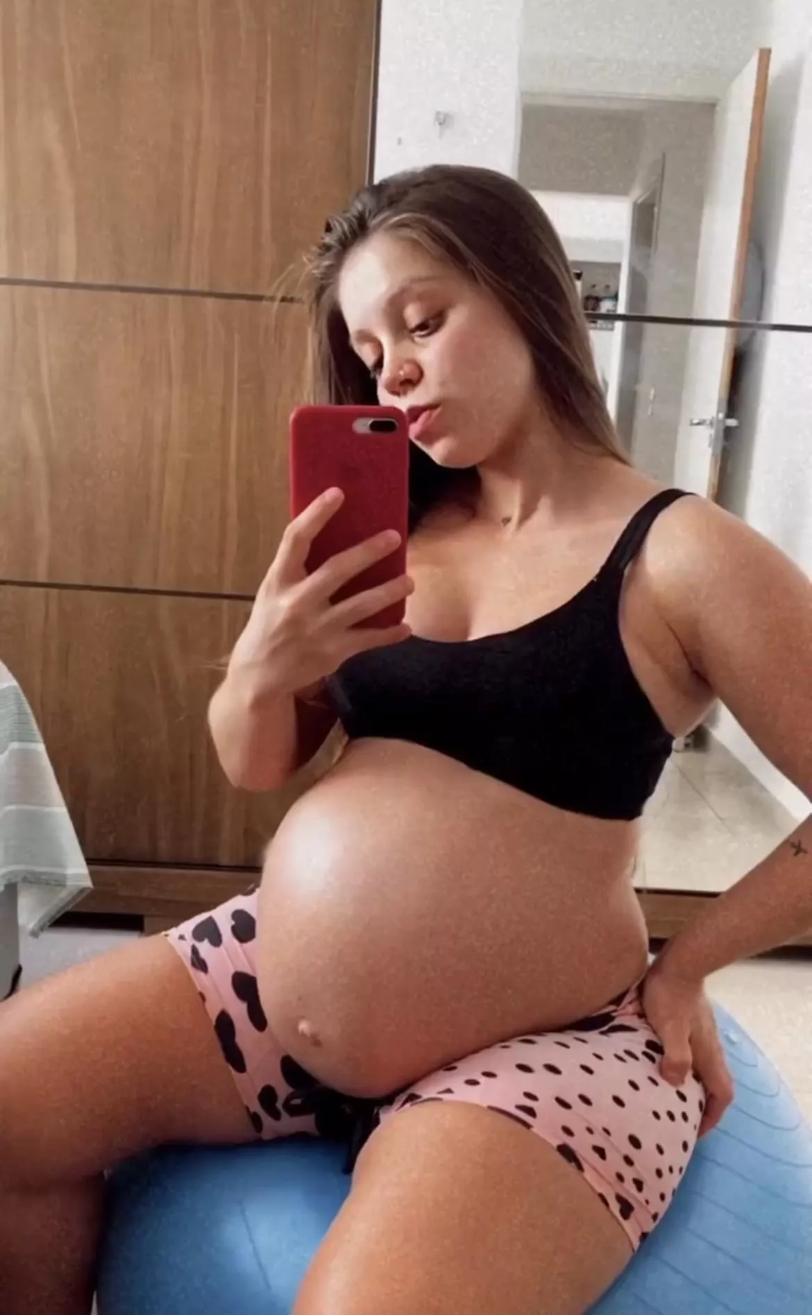 Sitting on top of my exercise ball babes. Do I look even sexier? What would you do with me and this belly? 🥵❤️❤️🤰🏻🥰 posted by Bianca_Perez_