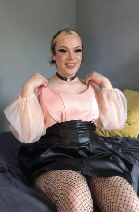 Sitting pretty for you💁🏻‍♀️ by beaubellaxo