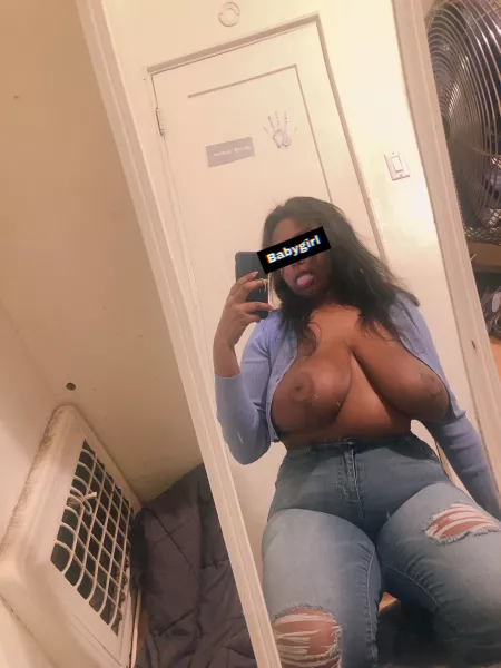 Sitting pretty 😍 by moxxyjade