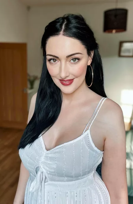 Skin pale as snow. Lips as red as rubies. Hair as black as ebony by Realistic-Half9670