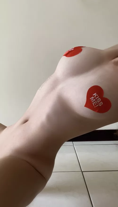 Skinny but I can fit a lot inside😏 by Scarletsdream