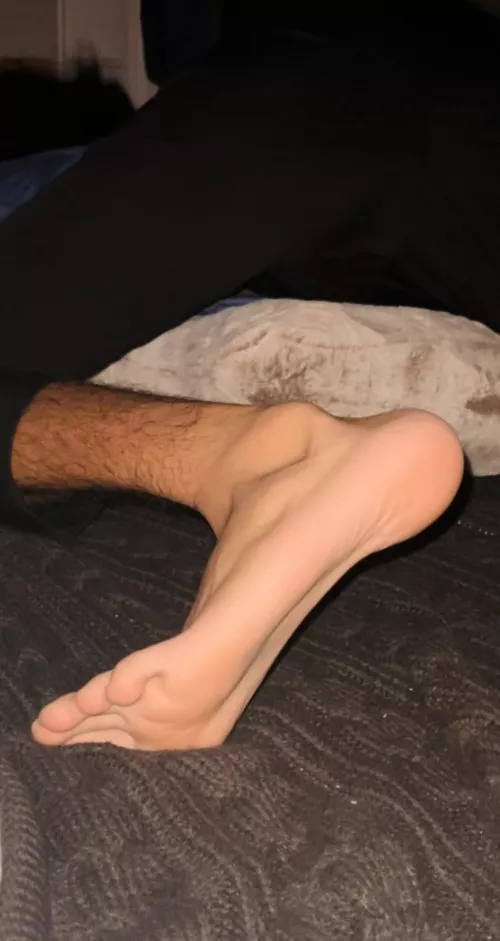 Skinny feet by A_Space_Cowboi