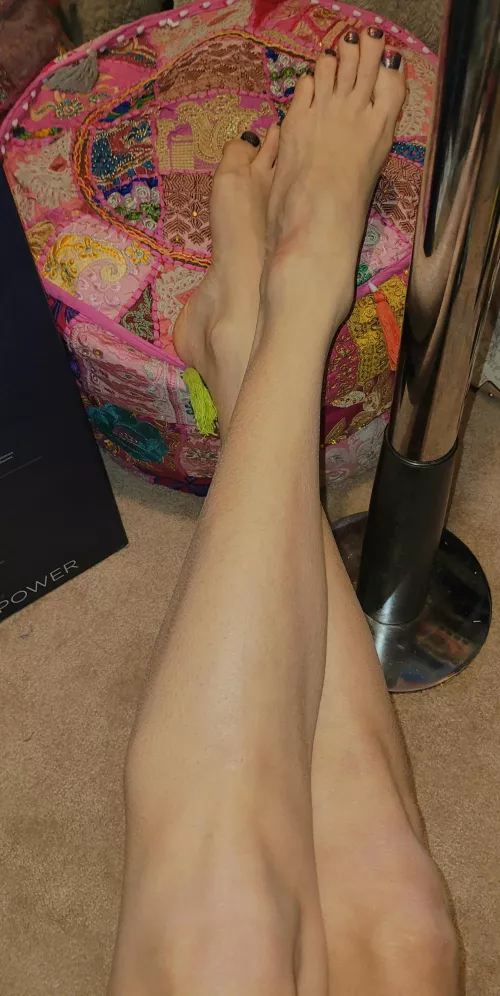 Skinny legs and tiny toes by itsjustmedee22