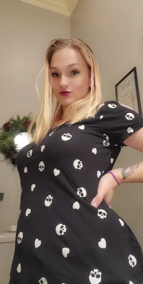 Skull shirt showing the curves by Medusagoddess2