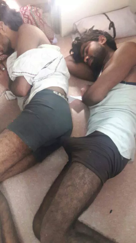 Sleeping with a straight friend! by bass-