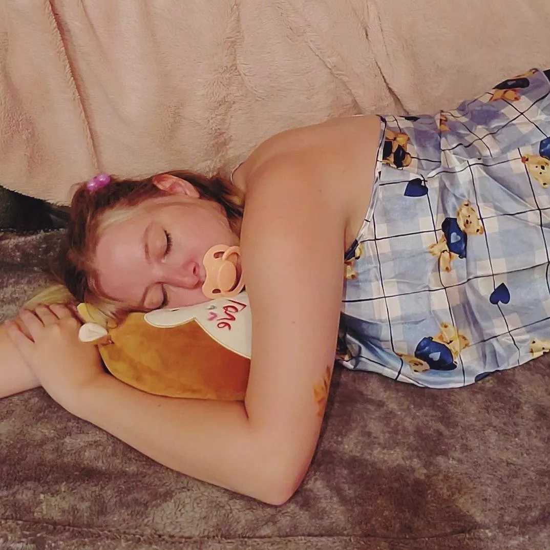 Sleepy.. posted by widdle_goose