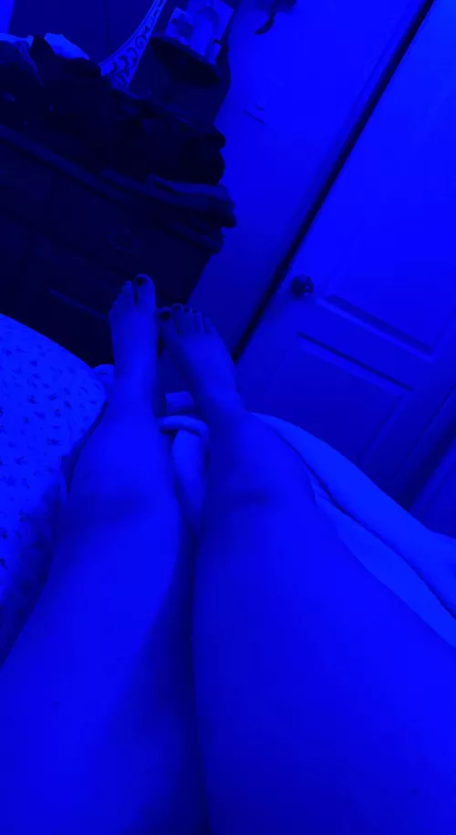 Sleepy thighs by SleepyNeoo