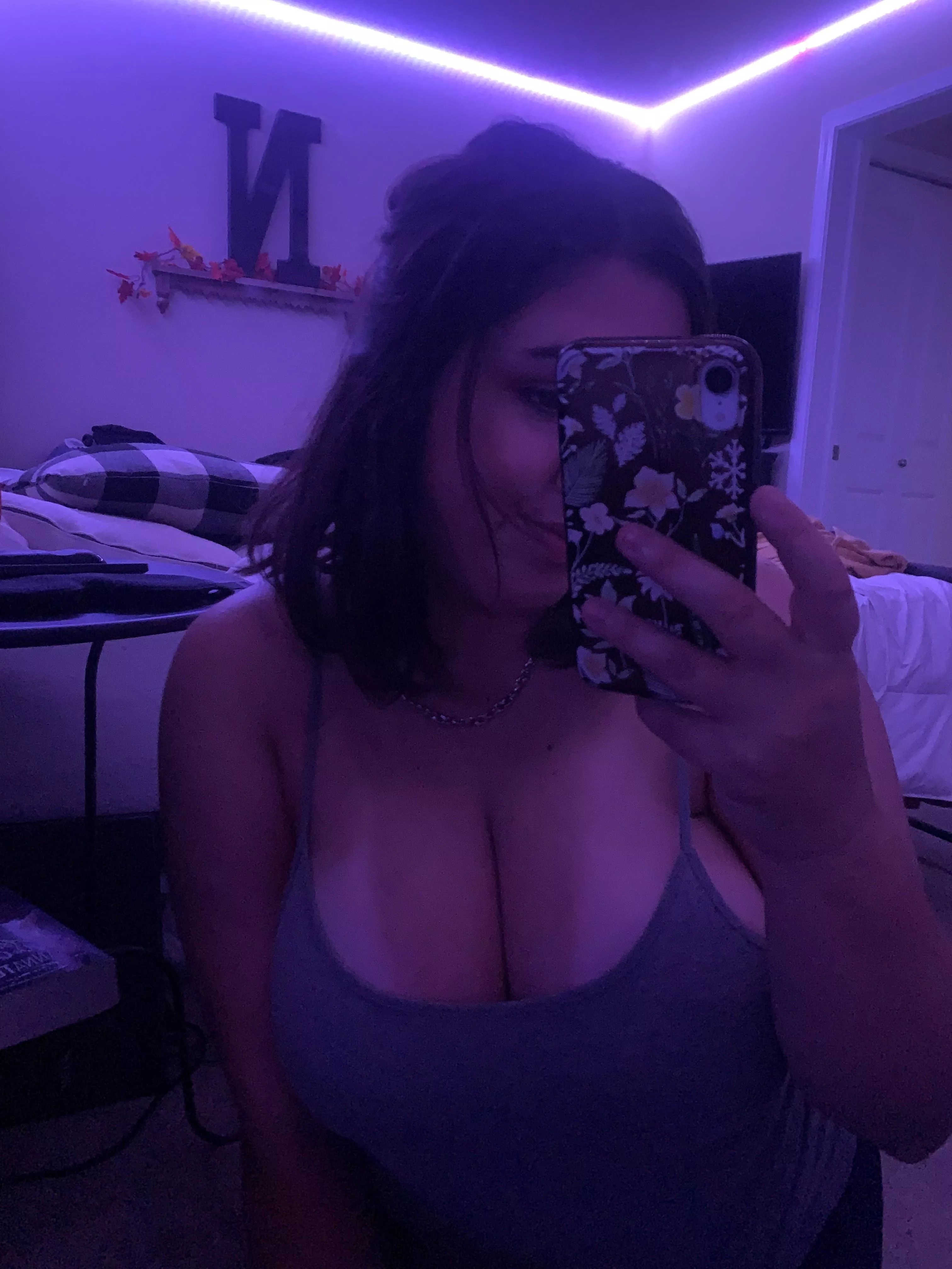 slide in the DM’s & tell me what you’d do to me 🥺 posted by West-Cheesecake6925