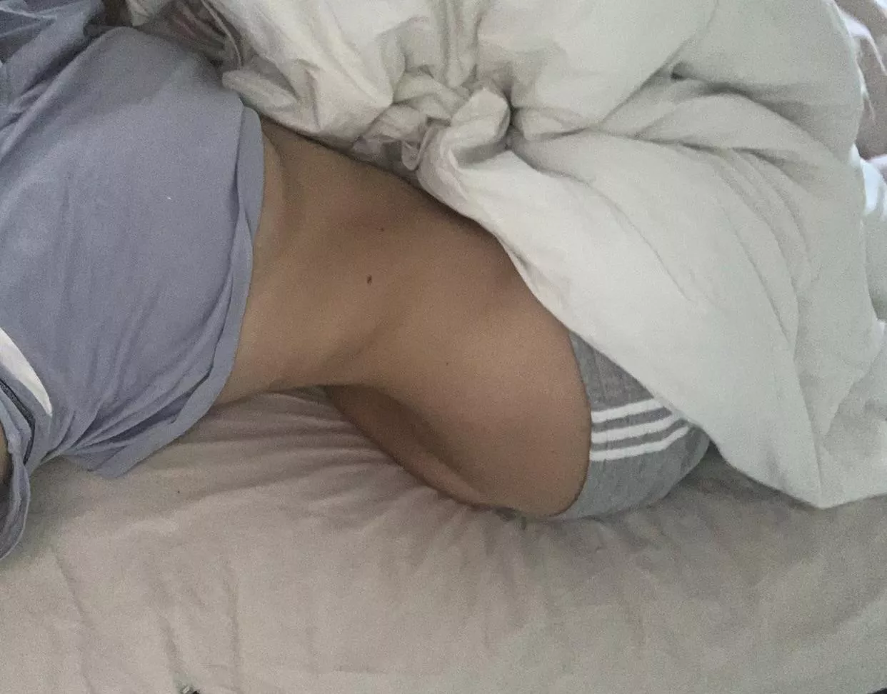 Slide your hand under me and pull me in for a morning snuggle 😋🥰 posted by amelialeelxxl
