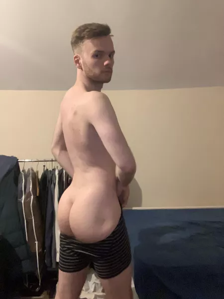 slim but some booty by Kirosoxo