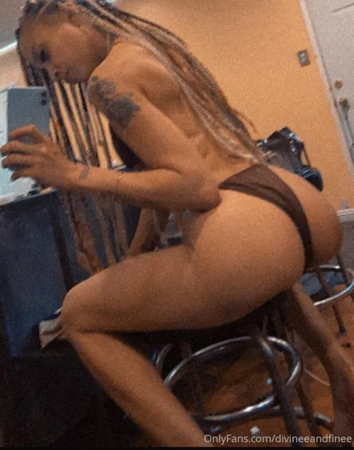 Slim with ass by DivineeandFinee