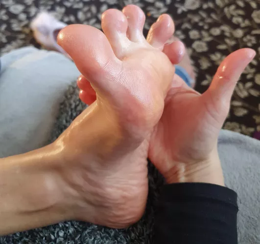 Slippery feet by IGotItAll87