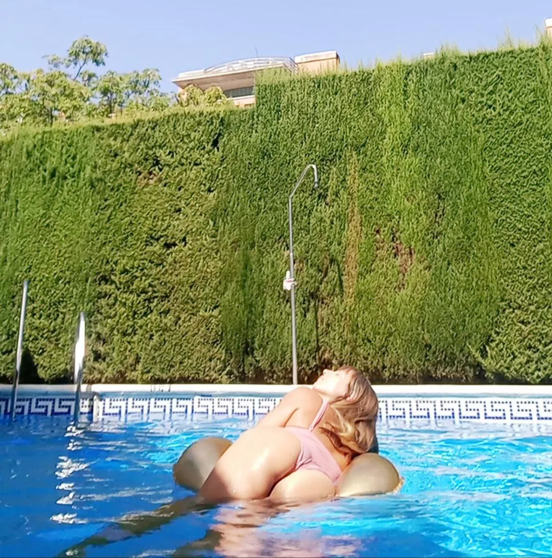 Slippery milf in the pool🧜‍♀️ posted by LisaAshlie