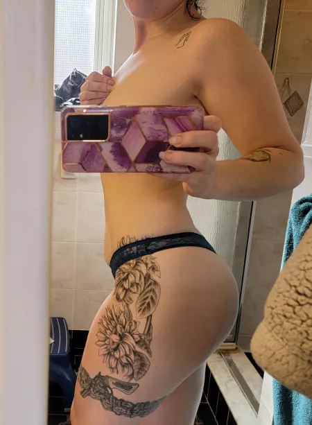 Small waist but big hips. Come grab a handful! by Daddysdirtycumkitten