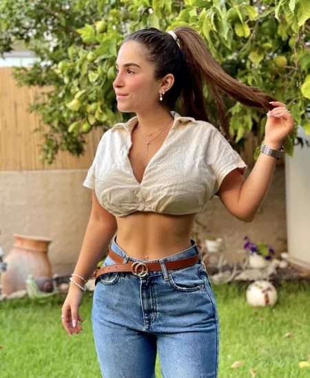 Small waist, pretty face and a big rack… by ghive89