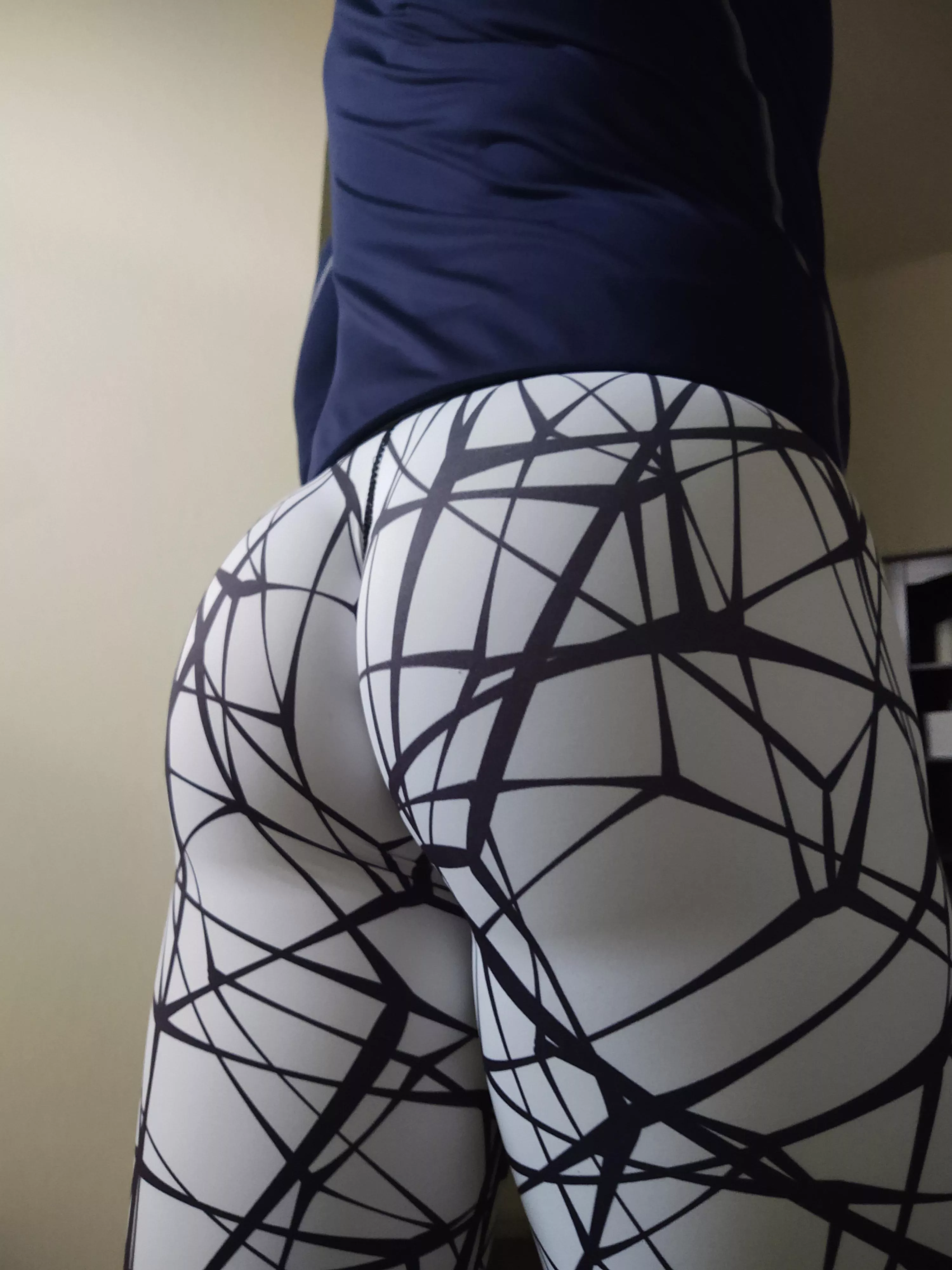 Small yet bubbly 🍑 posted by spandexluvr77