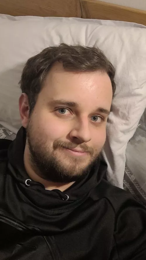 Smiling, yet completely insecure by Schinni100100